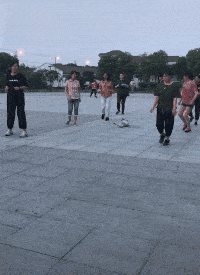 搞笑gif段子 半夜三更,一個(gè)女孩子出行是很危險(xiǎn)的事